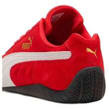PUMA Speedcat 采用优雅的黑白配色，将赛车运动传统与日常风格完美融合。这款运动鞋采用优质皮革鞋面搭配柔软绒面革覆层，并饰有标志性的 PUMA Formstrip 条纹，确保了其耐用性和精致的美感。 - 紅色 - 查看 4