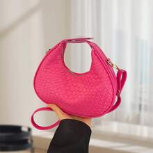Bolso de mano retro tejido para mujer: bolso de media luna de textura suave, versátil para llevar debajo del brazo, de un solo hombro o cruzado. - Rosa Fucsia - Ver 5