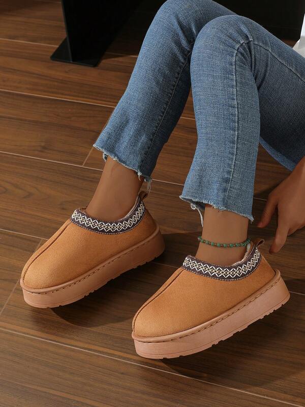 Zapatillas de casa con ribete de encaje, éxito de de invierno para mujeres y parejas. Botas de nieve cálidas con suelas gruesas antideslizantes, uso sencillo y retro tanto para interiores como exteriores