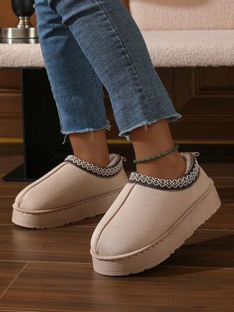 Zapatillas de casa con ribete de encaje, éxito de de invierno para mujeres y parejas. Botas de nieve cálidas con suelas antideslizantes gruesas, uso sencillo y retro tanto para interiores como exteriores