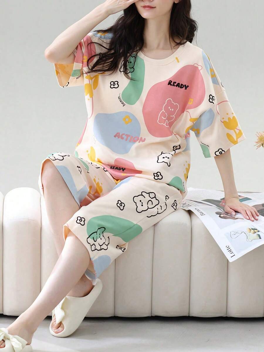 女士两件套睡衣套装，夏季短袖圆领七分裤休闲宽松睡衣套装，女士花卉撞色小熊印花杏色家居服，休闲居家服 | 可爱睡衣套装 | 易护理面料（图案随机印制） - 彩色 - 查看 1
