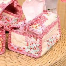 这些手工拼布纸巾盒套真是太可爱了！大小尺寸可选，以粉色和白色为主色调，拼布上点缀着草莓图案，清新甜美。红色格纹饰边、蕾丝装饰和蝴蝶结更添精致与温暖，提升了家中的浪漫氛围。 - 彩色 - 查看 4