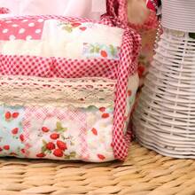 这些手工拼布纸巾盒套真是太可爱了！大小尺寸可选，以粉色和白色为主色调，拼布上点缀着草莓图案，清新甜美。红色格纹饰边、蕾丝装饰和蝴蝶结更添精致与温暖，提升了家中的浪漫氛围。 - 彩色 - 查看 3