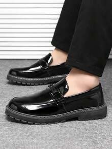 Jesienne męskie buty biznesowe w stylu koreańskim na rok 2025, czarne lakierowane mokasyny biurowe z metalową klamrą, wsuwane buty do jazdy samochodem z miękką podeszwą (mokasyny są za małe, zalecamy zamówienie o jeden rozmiar większego dla osób z większymi stopami)