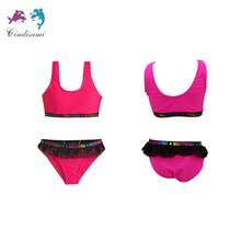 Conjunto de traje de baño de dos piezas para niñas mayores de 10 a 16 años, ideal para la playa en verano. Cuenta con un diseño de top sin mangas tipo chaleco, presenta un color sólido con detalles de encaje y estampados de letras. Fabricado con tela suave, su estilo es casual y cotidiano, logrando que las niñas se vean adorables y se sientan cómodas. Este conjunto de traje de baño de dos piezas es perfecto para disfrutar de la playa. - Rosa Fucsia - Ver 3