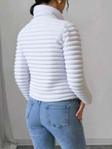 Chamarra térmica afelpada para mujer con diseño acolchado horizontal, tela tipo peluche ultra suave y cálida, con cierre frontal completo, unitalla de ajuste cómodo (chica a mediana amplia), ideal para invierno, otoño o climas fríos - disponible en múltiples colores como blanco, lila, rosa pastel, fiusha, camel, negro y rojo, estilo moderno casual para uso diario o para salir cómoda y con estilo, perfecta para combinar con jeans o pants, ligera pero abrigadora, textura esponjosa tipo oso polar,para looks tiernos y abrigadores - Blanco - Ver 4