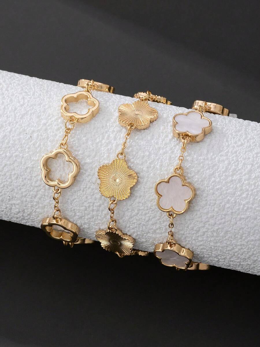 Set de 3 piezas de pulseras con dijes de trébol hueco con textura en color dorado clásico para mujeres, para usar por capas y apilar, sin caja de regalo