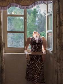 Bộ đồ nữ chấm bi phối màu tương phản thanh lịch dự tiệc thường ngày nghỉ lễ phong cách Y2K hở lưng cổ yếm buộc dây viền bèo nhún, duyên dáng và thời trang mùa xuân/hè. - màu nâu - Xem 5