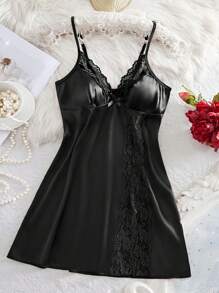 新款性感吊带睡裙，奢华白色缎面开衩睡衣，时尚蕾丝拼接蝴蝶结饰边短款睡裙，适合户外穿着