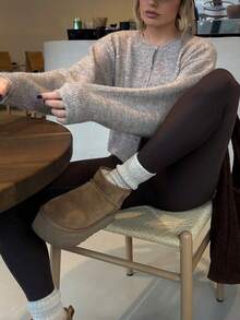 Cardigan curto cinza versátil com abotoamento simples, gola redonda, manga comprida, cor sólida, casual, primavera/outono. Cardigan curto com abotoamento simples, versátil, essencial para um estilo sem esforço, adequado para uso casual diário, perfeito para encontros e deslocamentos. - Cinza - Ver 3