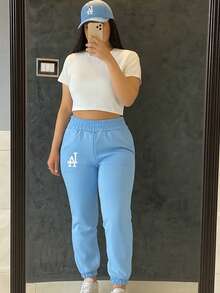 Set 3 Piezas Top Jogger Gorra Conjunto Mujer Outfit Urbano Deportivo Casual Estilo Streetwear Estampado LA - Azul - Ver 1