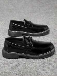 Jesienne męskie buty biznesowe w stylu koreańskim na rok 2025, czarne lakierowane mokasyny biurowe z metalową klamrą, wsuwane buty do jazdy samochodem z miękką podeszwą (mokasyny są za małe, zalecamy zamówienie o jeden rozmiar większego dla osób z większymi stopami)