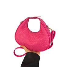 Bolso de mano retro tejido para mujer: bolso de media luna de textura suave, versátil para llevar debajo del brazo, de un solo hombro o cruzado. - Rosa Fucsia - Ver 6