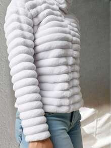 Chamarra térmica afelpada para mujer con diseño acolchado horizontal, tela tipo peluche ultra suave y cálida, con cierre frontal completo, unitalla de ajuste cómodo (chica a mediana amplia), ideal para invierno, otoño o climas fríos - disponible en múltiples colores como blanco, lila, rosa pastel, fiusha, camel, negro y rojo, estilo moderno casual para uso diario o para salir cómoda y con estilo, perfecta para combinar con jeans o pants, ligera pero abrigadora, textura esponjosa tipo oso polar,para looks tiernos y abrigadores - Blanco - Ver 3