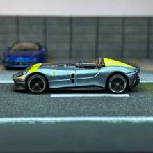 Burago 1 Stück Miniatur Legierung  SP1 Simulationsmodell Auto, reibungslos rollend mit Federung, öffnbare Heckklappe, Gummireifen, realistisches Sammlerstück, Dekoration für Zuhause oder Auto, Geschenk für Freund, Halloween, Weihnachten, Geburtstag