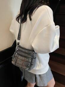 1件装女士休闲牛仔斜挎包，多拉链封口小方包，多口袋休闲单肩包，适合日常使用，经典牛仔风格，绗缝拼接装饰，迷你斜挎包是送给想要更轻便、更方便的女孩的最佳礼物。