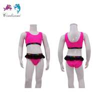 Conjunto de traje de baño de dos piezas para niñas mayores de 10 a 16 años, ideal para la playa en verano. Cuenta con un diseño de top sin mangas tipo chaleco, presenta un color sólido con detalles de encaje y estampados de letras. Fabricado con tela suave, su estilo es casual y cotidiano, logrando que las niñas se vean adorables y se sientan cómodas. Este conjunto de traje de baño de dos piezas es perfecto para disfrutar de la playa. - Rosa Fucsia - Ver 2