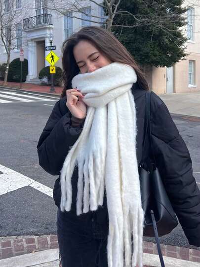 1条加厚纯色蓬松流苏围巾，保暖秋冬时尚男女通用披肩，柔软舒适的毯式围巾，适合日常穿着搭配连衣裙
