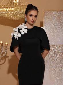 Nouvelle robe cape élégante à manches longues avec décor floral 3D en contraste noir et blanc. Robe de soirée gracieuse pour invités de mariage, demoiselles d'honneur, soirées et occasions formelles - Noir - Voir 8