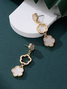 1 Pair Retro Versatile Classic Elegant Hollow White Lucky Clover Pendant Earrings For Women - White - View 2