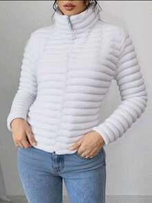 Chamarra térmica afelpada para mujer con diseño acolchado horizontal, tela tipo peluche ultra suave y cálida, con cierre frontal completo, unitalla de ajuste cómodo (chica a mediana amplia), ideal para invierno, otoño o climas fríos - disponible en múltiples colores como blanco, lila, rosa pastel, fiusha, camel, negro y rojo, estilo moderno casual para uso diario o para salir cómoda y con estilo, perfecta para combinar con jeans o pants, ligera pero abrigadora, textura esponjosa tipo oso polar,para looks tiernos y abrigadores - Blanco - Ver 2