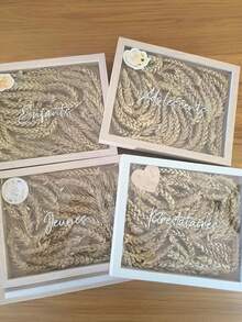 1 Stück individuell gestaltbarer Glasaufkleber, personalisierte Hochzeitsdekoration, Brautjungfern Antrag Geschenkbox Namensaufkleber, Kalligraphie-Schrift, geeignet für Hochzeitsfeier Dekoration, individueller Namensaufkleber, Weinglas Deckel Dekoration Namensaufkleber. Namensaufkleber für Hochzeit, Abschlussfeier, Sommerfest Dekoration.