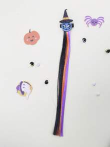 ¡Accesorio para el cabello de bruja de Halloween súper lindo! Peinado de bruja extravagante, mechones de cabello en degradado de colores vibrantes púrpura, naranja y negro, combinados con decoraciones de fantasmas, calabazas y otros adornos festivos. Ya sea para una fiesta escolar o para ir a pedir dulces, úsalo para convertirte instantáneamente en una adorable brujita.