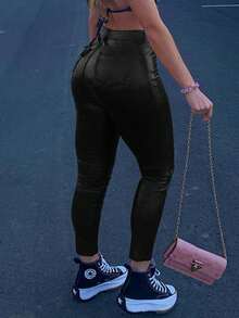 Pantalones pitillo de cintura media de cuero sintético para mujer con bolsillos en diagonal, una elección perfecta para los atuendos navideños.