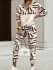 Conjunto de dos piezas para mujer, compuesto por una camiseta larga con rayas horizontales y unos pantalones de cintura alta con pernera ajustada y rayas horizontales, con un estilo moderno y vanguardista. - Beis - Ver 1