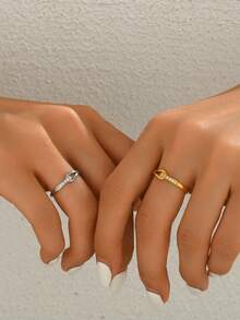 1枚18K镀金不锈钢镂空几何编织戒指，镶嵌白色立方氧化锆，时尚百搭，优雅大方，适合女性日常佩戴、通勤、外出，也是送给女友或妻子的理想礼物。 - 幾何長條交織 - 查看 1