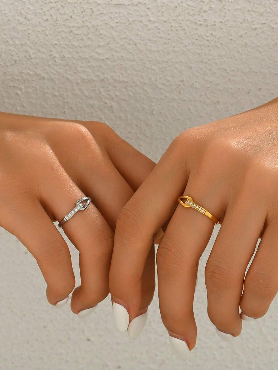 1枚18K镀金不锈钢镂空几何编织戒指，镶嵌白色立方氧化锆，时尚百搭，优雅大方，适合女性日常佩戴、通勤、外出，也是送给女友或妻子的理想礼物。 - 幾何長條交織 - 查看 1