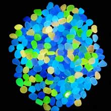 1000 حجر يضيء في الظلام يمتص الضوء كرسول غامض خلال النهار ويتألق كجنية خيالية في الليل. مناسب للبرك والحدائق ومسارات هالوين والممرات الخارجية والحصى.