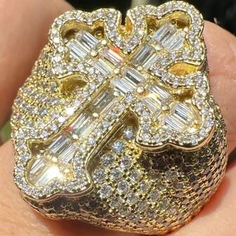 1 pièce Bague de luxe Hip Hop plaquée or 18 carats avec croix sculptée entièrement pavée de zircone cubiques, convient pour le port quotidien des hommes