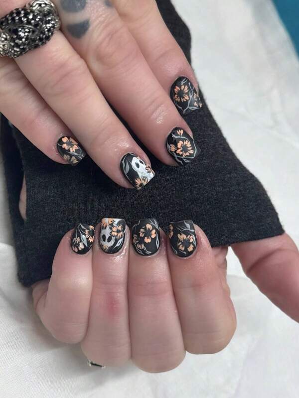 24 pièces de faux ongles carrés courts. Motifs d'Halloween, noir mat, fantôme, fleurs oranges. Ongles acryliques pressés avec une couverture complète. Convient pour les réunions de femmes, les rendez-vous, l'usage quotidien, le travail, les fêtes, la rentrée scolaire et autres occasions. Ongles d'Halloween.
