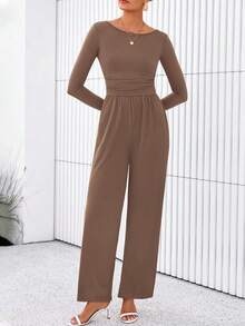 Tuta elegante e casual con scollo a barca, maniche lunghe, vita stretta e gamba dritta, colore unito con volant sul fondo - Castano - Visualizzare 6