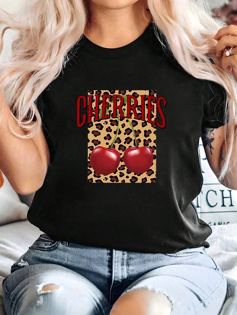 Mujer Camiseta de mujer México Envío Tela transpirable de alta calidad Estampado de Lavado a máquina Fresco Deportes Cuello redondo Casual Manga corta Versátil Nueva Era Lavable a máquina, top casual de cuello redondo de deportes de trabajo estudiantil, moda cómoda y moderna |vestidos de mujer verano almacen localCamisa de negra con diseño atractivo de cerezas y estampado de leopardo, perfecta para un look casual y trendy - Negro - Ver 1