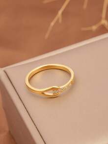 1枚18K镀金不锈钢镂空几何编织戒指，镶嵌白色立方氧化锆，时尚百搭，优雅大方，适合女性日常佩戴、通勤、外出，也是送给女友或妻子的理想礼物。 - 幾何長條交織 - 查看 13