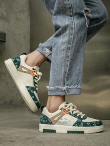 (Mărimea este mică) Pantofi sport casual eleganți pentru bărbați, cu imprimeu graffiti aleatoriu, cu șireturi, versatili, model patchwork, pentru cupluri