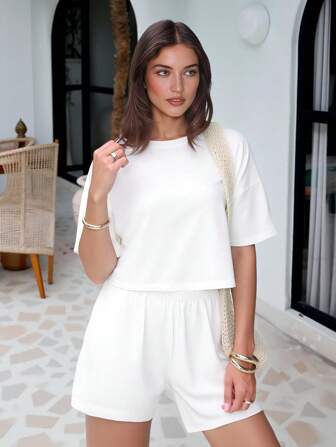 短款超大T恤和松紧腰宽松短裤两件套女装2025年流行服装