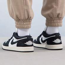 Nike Jordan 1 Low SE Vintage Panda 女款帆布运动鞋，帆布面料，黑色，摔纹皮革，经典款 FB9893-101 - 黑白 - 查看 3