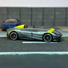 Burago 1 Stück Miniatur Legierung  SP1 Simulationsmodell Auto, reibungslos rollend mit Federung, öffnbare Heckklappe, Gummireifen, realistisches Sammlerstück, Dekoration für Zuhause oder Auto, Geschenk für Freund, Halloween, Weihnachten, Geburtstag