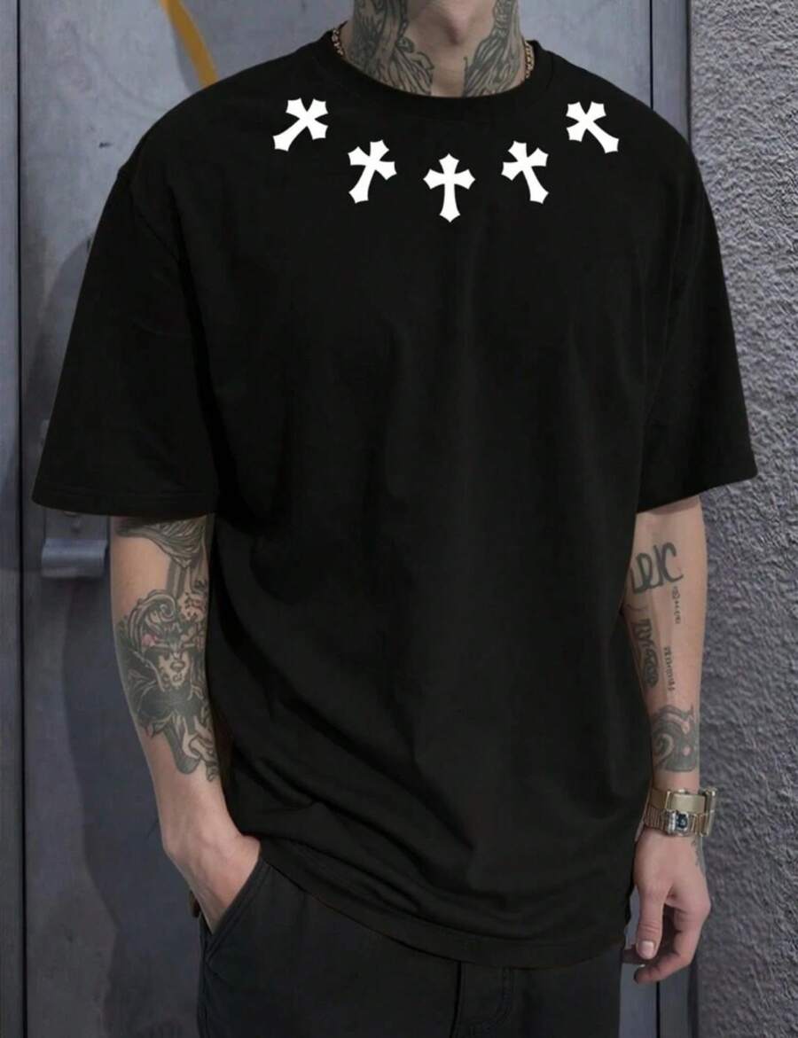 Camiseta de cuello redondo de corte relajado con hombros caídos y estampado de cruces blancas