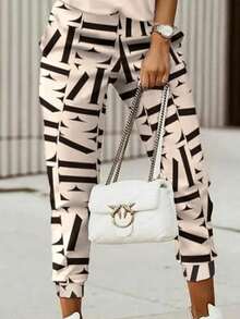 Conjunto de dos piezas para mujer, compuesto por una camiseta larga con rayas horizontales y unos pantalones de cintura alta con pernera ajustada y rayas horizontales, con un estilo moderno y vanguardista. - Beis - Ver 2