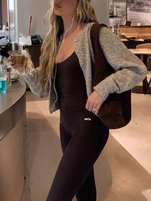 Cardigan curto cinza versátil com abotoamento simples, gola redonda, manga comprida, cor sólida, casual, primavera/outono. Cardigan curto com abotoamento simples, versátil, essencial para um estilo sem esforço, adequado para uso casual diário, perfeito para encontros e deslocamentos. - Cinza - Ver 1