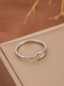 1枚18K镀金不锈钢镂空几何编织戒指，镶嵌白色立方氧化锆，时尚百搭，优雅大方，适合女性日常佩戴、通勤、外出，也是送给女友或妻子的理想礼物。 - 幾何長條交織 - 查看 15