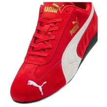 PUMA Speedcat 采用优雅的黑白配色，将赛车运动传统与日常风格完美融合。这款运动鞋采用优质皮革鞋面搭配柔软绒面革覆层，并饰有标志性的 PUMA Formstrip 条纹，确保了其耐用性和精致的美感。 - 紅色 - 查看 5