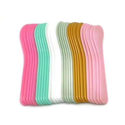 30 piezas de espátulas de maquillaje de plástico, adecuadas para maquillaje, mascarillas faciales, etc. Herramientas de belleza desechables, tamaño: 15,5 cm x 4 cm, 6 opciones de color, multiusos para mezclar, cuidado de la piel, muestreo, depilación con cera, máscara y crema casera, etc.