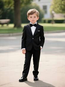 三件套男童正装，适合婚礼等场合，黑色西装外套、裤子和领结。