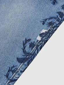 Women's Plus-Size Jeans, Women's Blue Jeans, Mid-Cut Pencil Cut, Oversized Jeans With Floral Print And Rolled-Down Hems. Plus-Size Women's Stretch Slim Jeans, Flora Embroidered High-Stretch Mid-Rise Straight-Leg Jeans - Classic, Heavy-Duty Embroidery. Made Of Mid-Stretch, Machine-Washable Denim, With A Cropped Length And Internal Zipper. Elegant, Season-Appropriate Commuter Pants For A Casual, Fashionable Look. Exquisitely Embroidered. Fabric Blend: 75% Cotton, 23% Polyester. Folded Hems. Fitted Straight-Leg Jeans With A Lightly Washed, Distressed Finish And Floral Embroidery On The Sides. Four Pockets, No Belt. Vintage-Inspired, Fashionable Bottoms For All Seasons. - 深色水洗藍 - 查看 3