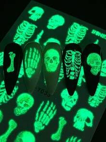 Pegatinas luminosas de uñas de Halloween 3D 2/4/5 piezas que brillan en la oscuridad, diseño de manicura francesa con dibujos de pétalos de margarita góticos, fantasmas, calabazas, calaveras, huesos de mano, telarañas y motivos espeluznantes para decoración de uñas en otoño e invierno, accesorios de arte de uñas autoadhesivos
